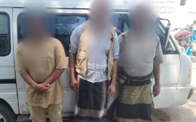 القبض على عصابة تنهب المواطنين عبر “باص دباب” بالعاصمة عدن