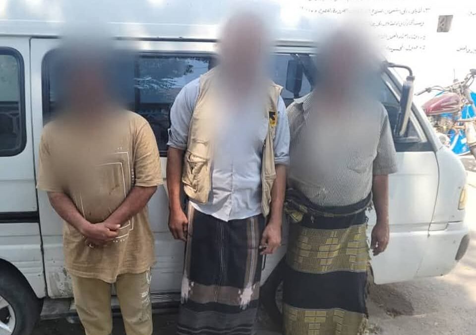 القبض على عصابة تنهب المواطنين عبر “باص دباب” بالعاصمة عدن