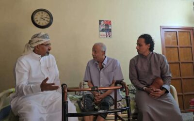 الرئيس الزُبيدي يطمئن على صحة المناضل اللواء أحمد سالم عبيد.