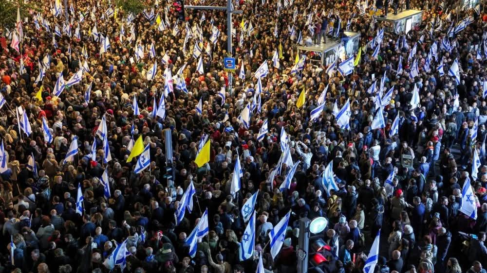 مظاهرات غاضبة في إسرائيل.. ونتنياهو يقيل مستشارته القضائية