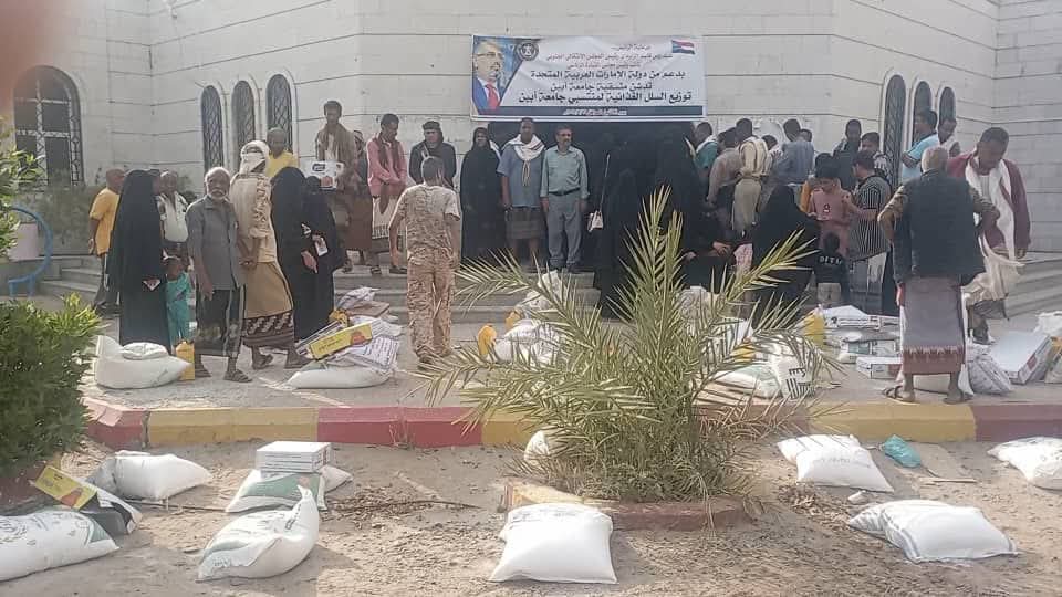 بتوجيهات الرئيس الزُبيدي.. منسقية الانتقالي جامعة أبين توزع السلال الغذائية على منتسبي وموظفي الجامعة