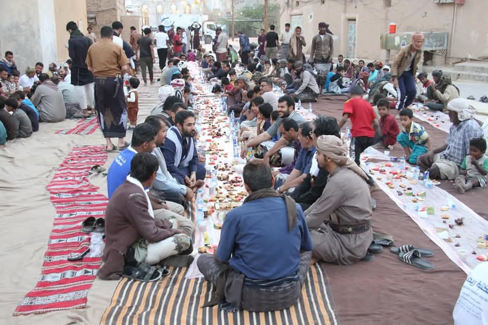 الوكيل الخليفي يشارك أبناء مدينة عتق في مائدة الإفطار الجماعية السنوية