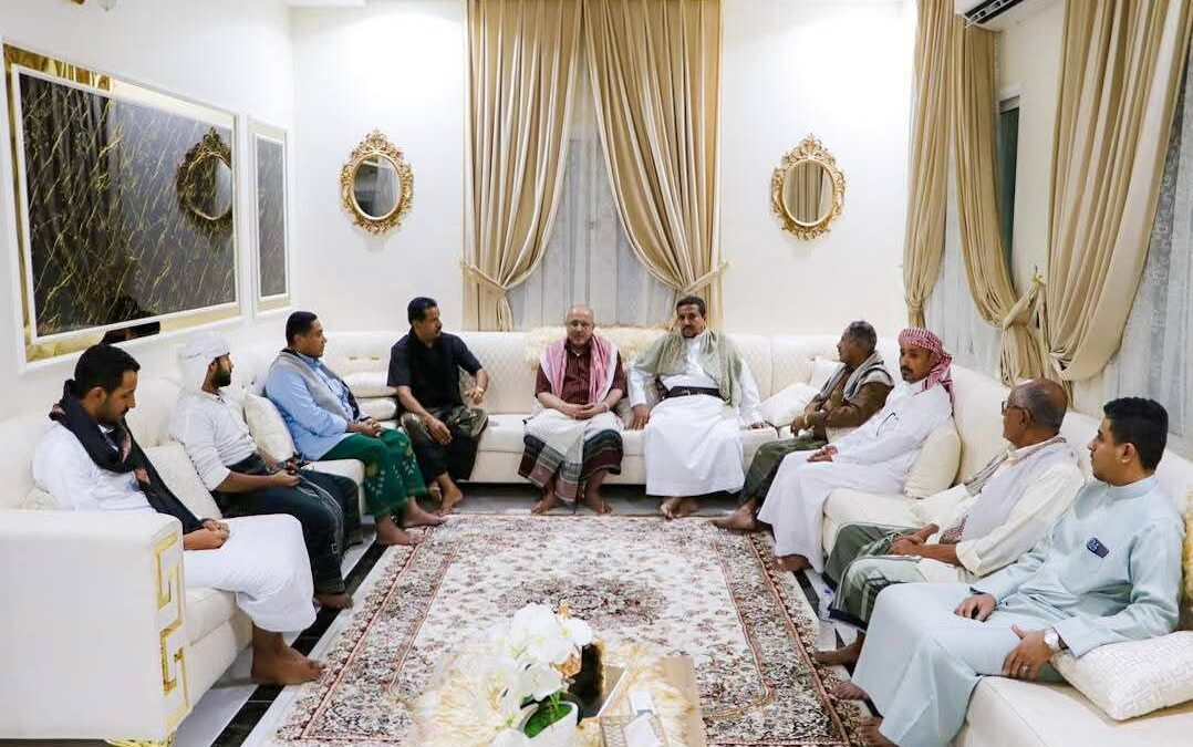 الكثيري يستقبل وفدًا من قبائل نهد بالمكلا