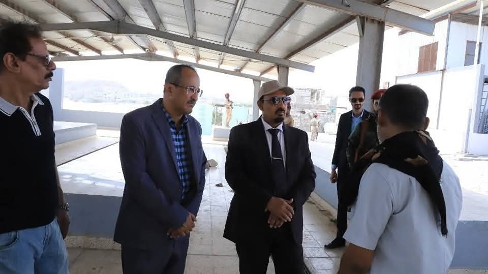 المحافظ بن ماضي يتفقد جهود التطوير بمركز الإنزال السمكي بمنطقة “حصيحصة”