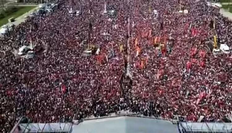 زعيم المعارضة التركية يندّد بـ”الانقلاب المدني” ويوجه تحية لأكرم إمام أوغلو في المعتقل
