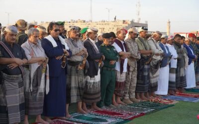 المحافظ بن الوزير يؤدي صلاة عيد الفطر مع جموع المصلين ويستقبل المهنئين بالعيد.
