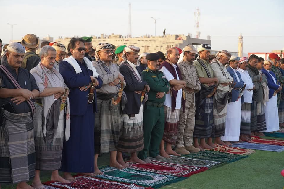 المحافظ بن الوزير يؤدي صلاة عيد الفطر مع جموع المصلين ويستقبل المهنئين بالعيد.