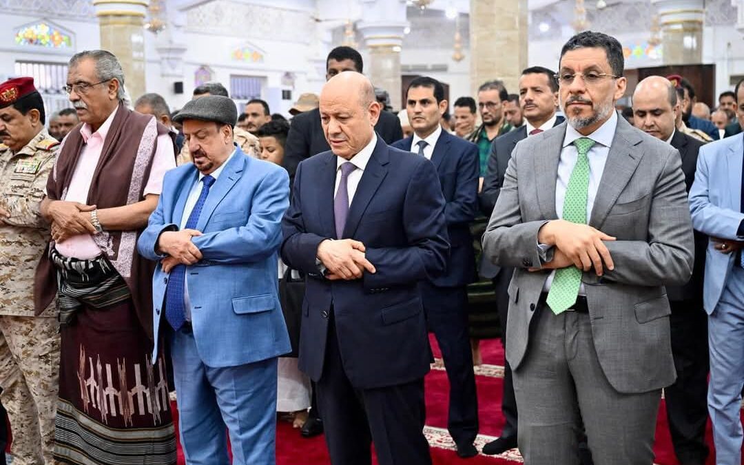 رئيس مجلس القيادة يؤدي في عدن مع قيادات الدولة والمواطنين صلاة عيد الفطر ويستقبل جموع المهنئين