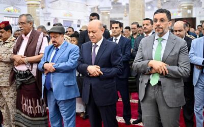 رئيس مجلس القيادة يؤدي في عدن مع قيادات الدولة والمواطنين صلاة عيد الفطر ويستقبل جموع المهنئين