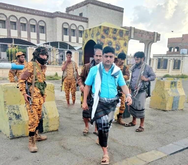 مدير أمن أبين يؤدي صلاة عيد الفطر المبارك وسط جمع غفير من المواطنين..ويقوم بزيارة معسكرات القوات الأمنية بزنجبار
