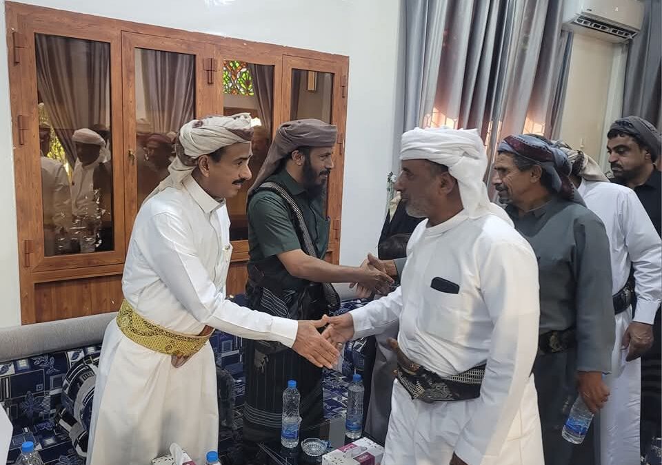 محافظ شبوة يستقبل المهنئين بعيد الفطر المبارك في أجواء تسودها الألفة والتلاحم المجتمعي