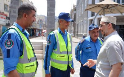 رئيس الوزراء يوجه تحية تقدير لمنتسبي شرطة المرور على جهودهم ويتبادل معهم التهاني بعيد الفطر