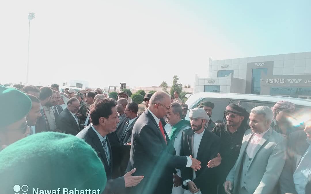 عاجل… الرئيس الزُبيدي يصل المهرة وسط استقبال رسمي وشعبي