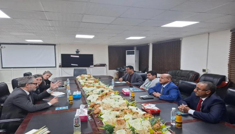 وعد حكومي للمدنيين بعد بدء سريان التصنيف الأميركي للجماعة الحوثية منظمة إرهابية