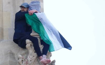علم فلسطين يعانق «بيغ بن».. احتجاج «فردي» يوقف قلب بريطانيا
