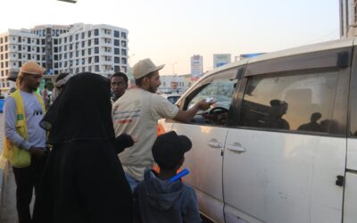 قوات درع الوطن توزع وجبات افطار للمئات من الصائمين في العاصمة عدن