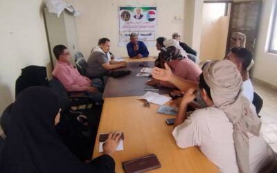 انتقالي خنفر يشكل لجانًا إشرافية ويقر آلية لصرف السلال الغذائية لأسر الشهداء والأشد فقرًا في المديرية