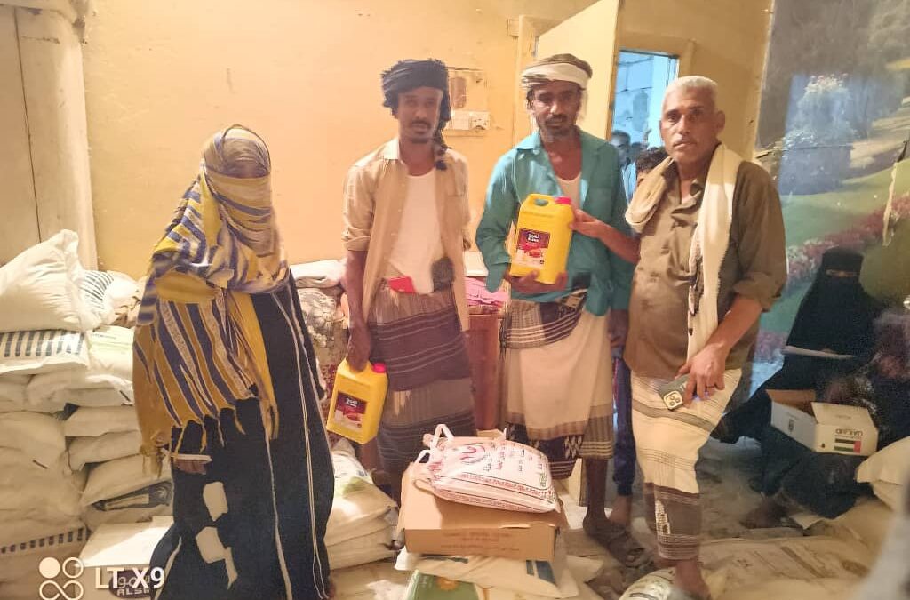 مراكز اللجان بالحصن تدشن توزيع السلال الغذائية على أسر الشهداء والمحتاجين