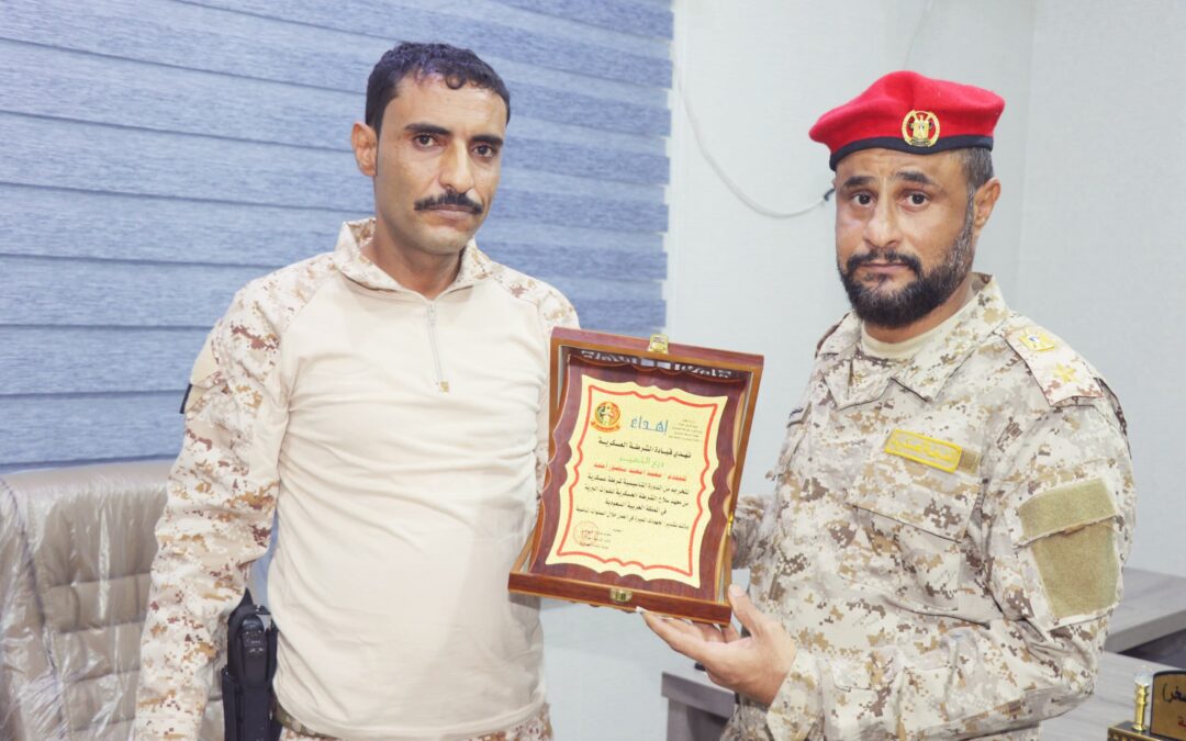 العميد أبو صخر الشيوحي يكرّم ضباط الشرطة العسكرية لتخرجهم من الدورة التأسيسية في السعودية