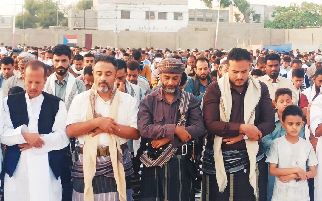 رئيس انتقالي أبين يؤدي صلاة العيد مع جموع المواطنين بمدينة زنجبار
