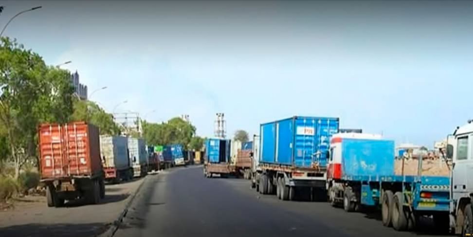 الحديدة.. اتهامات للحوثيين بفرض جبايات “باهظة” على سائقي الشاحنات والاعتداء عليهم