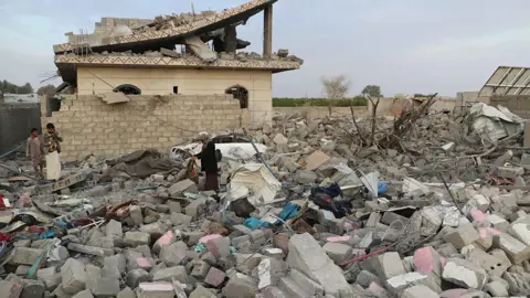ضرب 30 هدفا بقوة فتاكة».. «البنتاغون» يكشف تفاصيل الغارات على اليمن