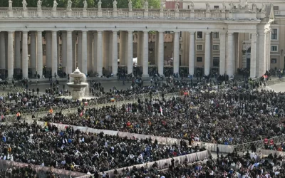 الآلاف يحتشدون في ساحة القديس بطرس حدادا على البابا فرنسيس