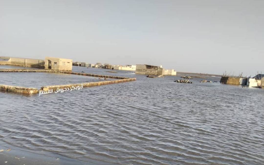مصرع سبعة شبان غـ.ـرقاً في سواحل أبين والحديدة خلال يومين ومياه البحر تغمر أحياء سكنية في الخوبة