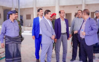 المحافظ بن الوزير يتفقد سير العمل في مشروع روضة الأطفال بمدينة عتق بتمويل إماراتي