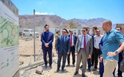 رئيس الوزراء يتفقد المشاريع التطويرية الجاري تنفيذها في محطة البرزخ ومختبر فحص جودة المياه بعدن