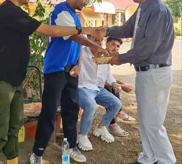 في لفتة طيبة.. عميد كلية اللغات عدن يرحب بطلابه بتوزيع شوكولاتة العيد