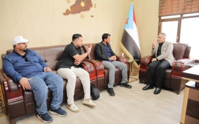 اليافعي يشيد بدور الفن التشكيلي في تجسيد الرسالة الوطنية وتعزيز الإخاء العربي.