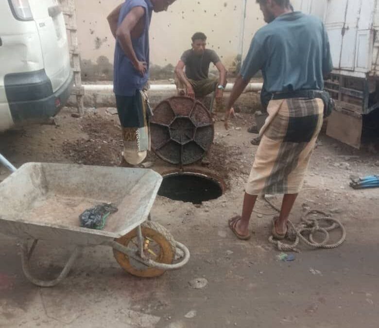 الجاوي يوجه بتنفيذ حملة تنظيف وصيانة شبكة مصارف مياه الأمطار بالمعلا