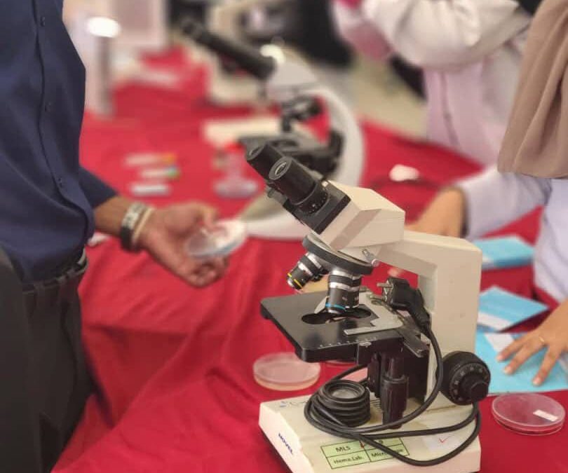 كلية الطب – جامعة عدن تحتفي باليوم العالمي للمختبرات الطبية بفعالية علمية متميزة