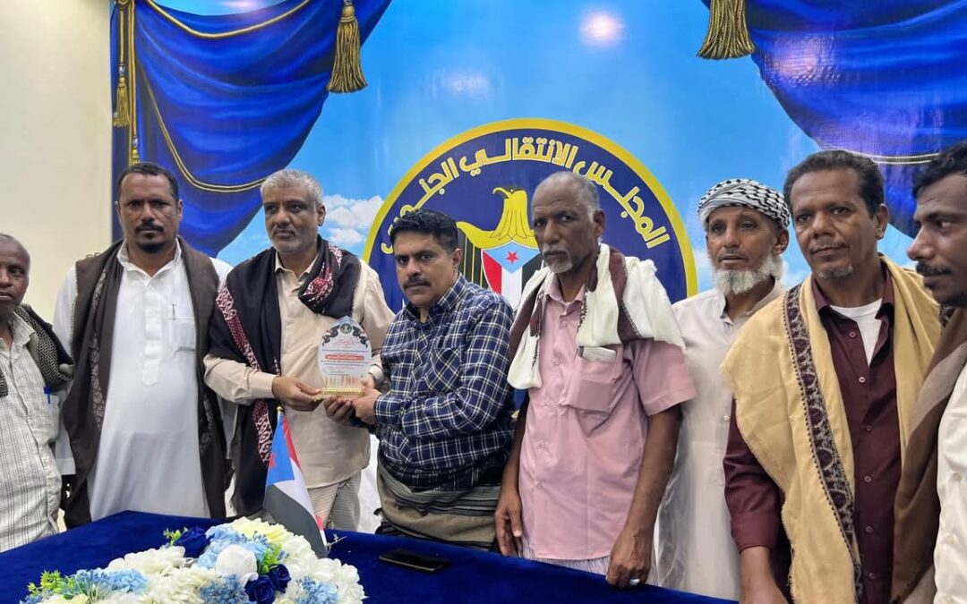 العميد المحمدي يتسلم درع تقديري مقدم من تنفيذية انتقالي شبام تقديرًا لنجاح مليونية “حضرموت أولًا”
