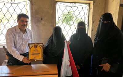 العميد المحمدي يكرم المناضلة أم هارون العكبري تقديرًا لمشاركتها في مليونية حضرموت أولًا بالمكلا