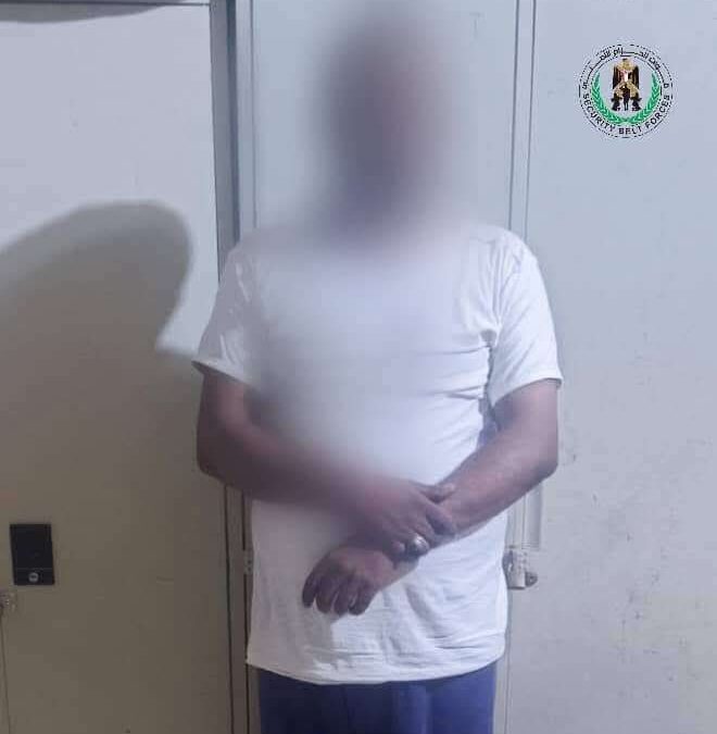 قوات الحزام الأمني بالعاصمة عدن تلقي القبض على مطلوب في قضية قتل عمد