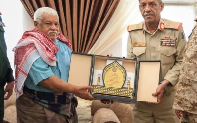قائد المنطقة العسكرية الثانية يكرم اللواء الركن عبدالرحيم عتيق بدرع الوفاء