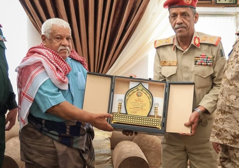 قائد المنطقة العسكرية الثانية يكرم اللواء الركن عبدالرحيم عتيق بدرع الوفاء