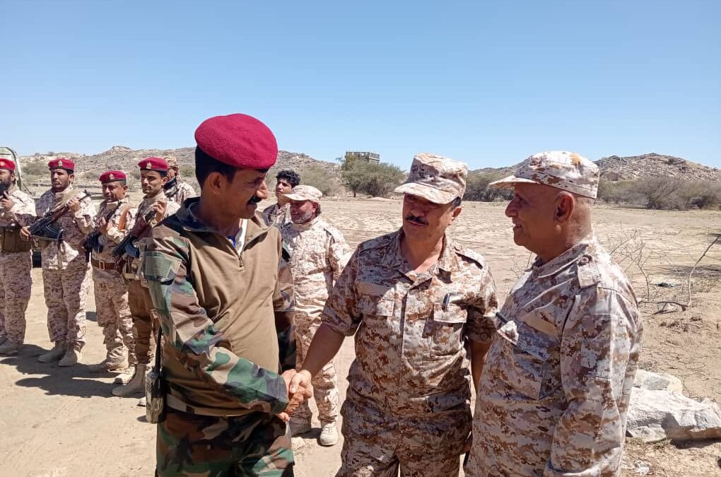 وفد برئاسة رئيس هيئة  العمليات المشتركة يتفقد جبهة يافع ويلتقي بقيادة ومقاتلي محور يافع القتالي في الخطوط الأمامية