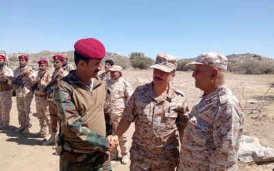 وفد برئاسة رئيس هيئة  العمليات المشتركة يتفقد جبهة يافع ويلتقي بقيادة ومقاتلي محور يافع القتالي في الخطوط الأمامية