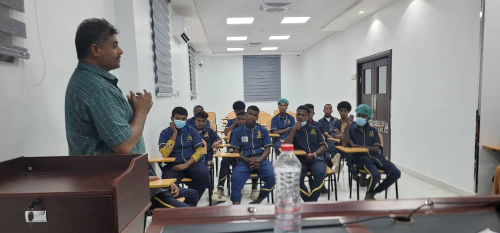 مستشفى عدن التعاوني الخيري ينظّم محاضرة توعوية لعمال النظافة لتعزيز إجراءات السلامة المهنية