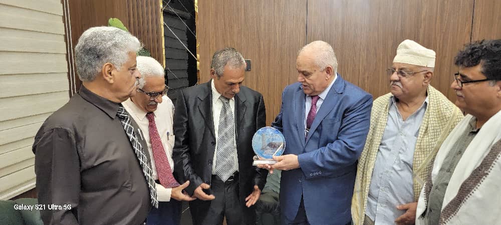 وزارة الخدمة المدنية تكرم الرجل الإداري علوان نظير ماقدمه من خدمات طيلة 40 عاما