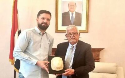 حفيد ضابط بريطاني عمل في بيحان  يعيد قطعة اثرية قتبانية عمرها 2000 عام
