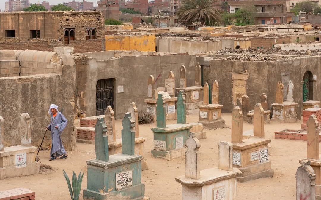 حراسة المقابر لكسب العيش: “مدينة الموتى” في القاهرة تحمل بصمة التاريخ والثقافة
