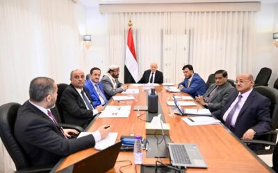 مجلس القيادة الرئاسي يجتمع برئيس مجلس الوزراء ويواصل مناقشة الأوضاع الاقتصادية والخدمية