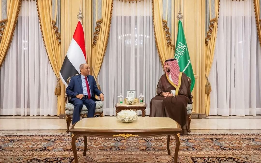 رئيس الوزراء بن بريك يتلقى تهاني القيادة #السعودية بمناسبة تعيينه خلال لقاء وزير الدفاع