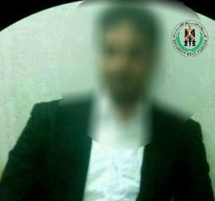 الحزام الأمني يلقي القبض على مطلوب أمني في نقطة دوفس بمحافظة أبين