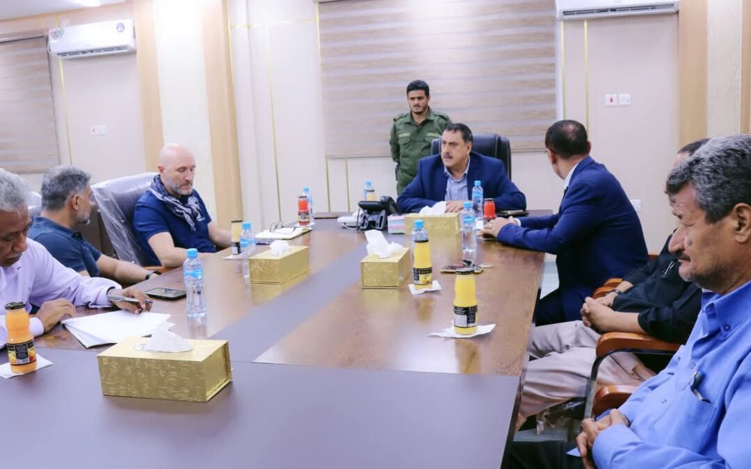 مدير أمن العاصمة عدن يبحث مع وفد من الإنتربول تعزيز التعاون الأمني ودعم الاستقرار.