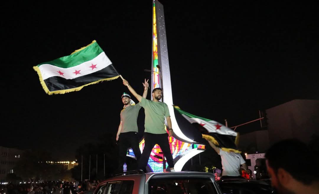 السوريون يحتفلون بإعلان الرئيس الأمريكي دونالد ترامب رفع العقوبات عن سوريا